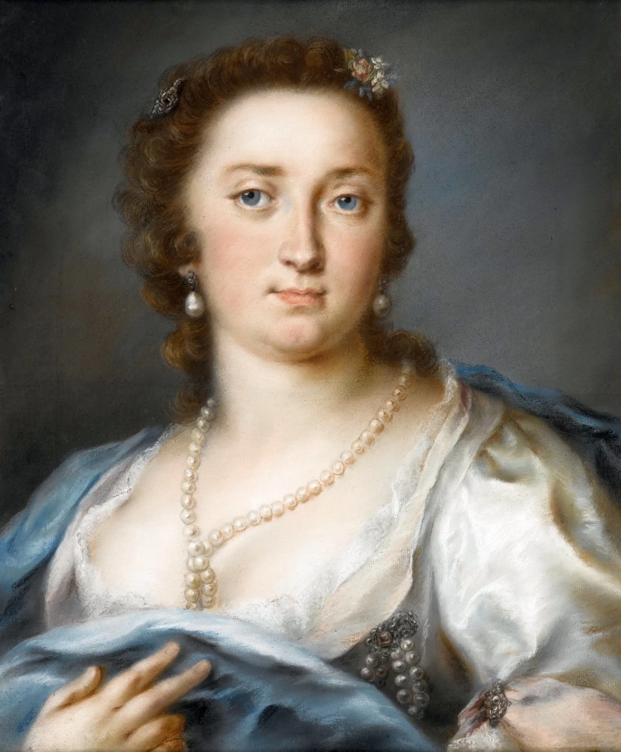 Ritratto di signora con abito argentato e scialle blu
